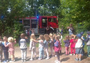 dzieci oglądają strażaków