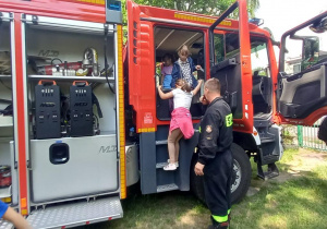 dzieci oglądają strażaków