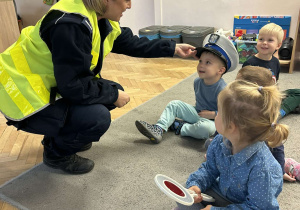 dzieci na spotkaniu z policją