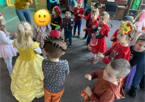 dzieci na balu