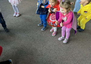 dzieci na balu