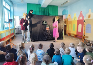 dzieci oglądają teatrzyk