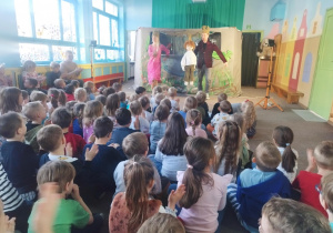 dzieci oglądają teatrzyk