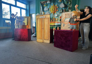 scena teatrzyku z aktorkami