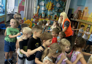 dzieci bawią się na koncercie