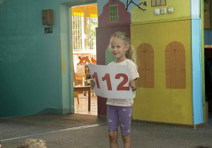 dziewczynka z numerem 112