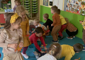 dzieci zbierają liście