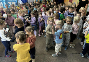 dzieci tańczą