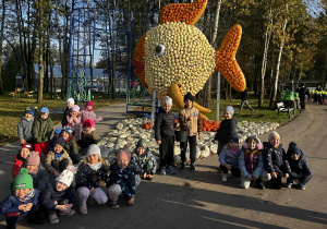 dzieci z rybka z dyni