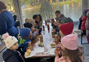 dzieci jedza posiłek