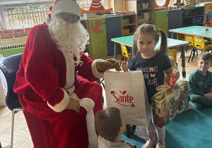 Mikołaj daje prezent