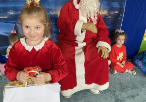 Mikołaj daje prezent Anastasi