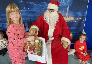 Mikołaj daje prezent Jaśminie