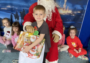 Mikołaj daje prezent Franiowi