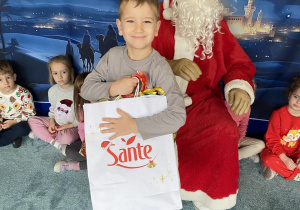 Mikołaj daje prezent Tymkowi