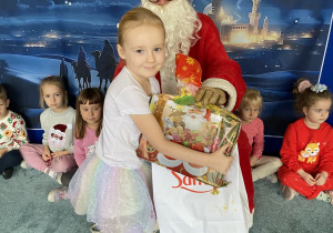 Mikołaj daje prezent Zuzi