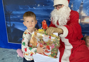 Mikołaj daje prezent Leonowi