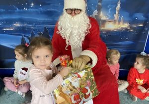 Mikołaj daje prezent Zosi