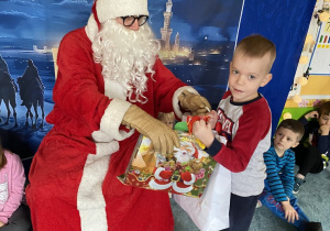 Mikołaj daje prezent Tymkowi