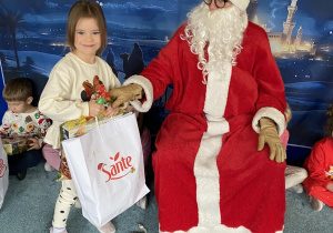 Mikołaj daje prezent Juli