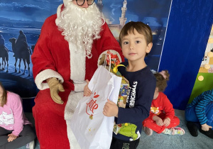 Mikołaj daje prezent