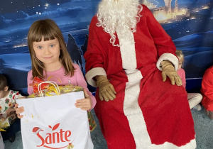 Mikołaj daje prezent