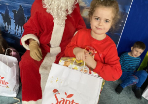 Mikołaj daje prezent