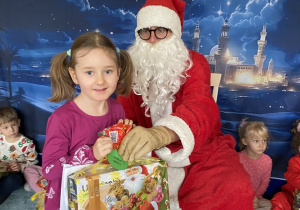 Mikołaj daje prezent