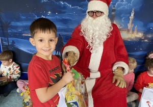 Mikołaj daje prezent