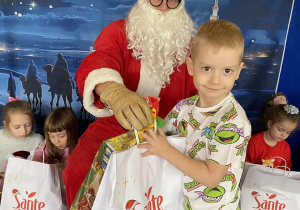 Mikołaj daje prezent