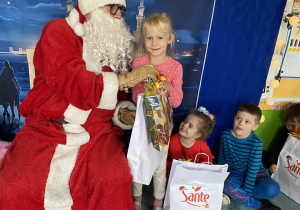 Mikołaj daje prezent