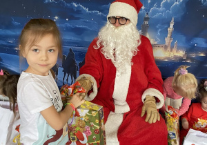 Mikołaj daje prezent