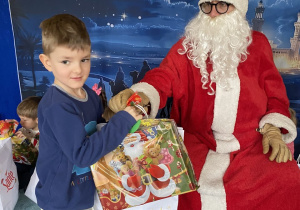 Mikołaj daje prezent
