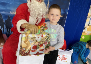 Mikołaj daje prezent