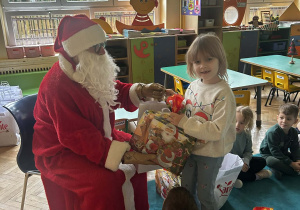 Mikołaj daje prezent Zosi