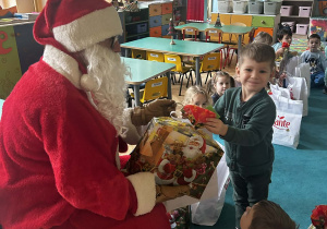 Mikołaj daje prezent Teodorowi