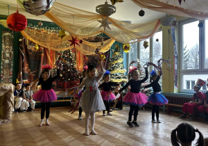 dzieci tańczą