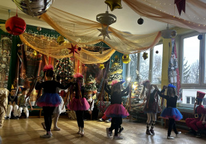 dziewczynki tańczą