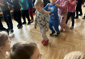dzieci tańczą