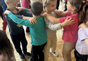 dzieci tańczą
