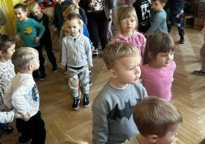 dzieci tańczą