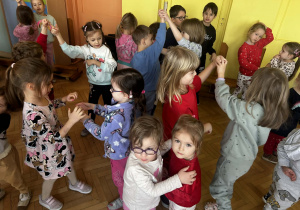 dzieci tańczą