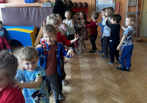 dzieci tańczą