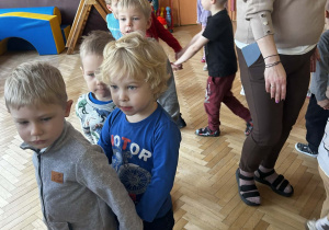 dzieci tańczą