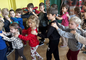 dzieci tańczą