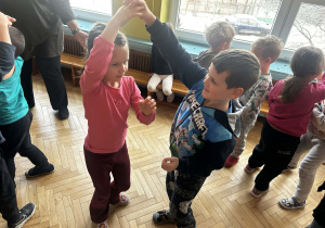 dzieci tańczą
