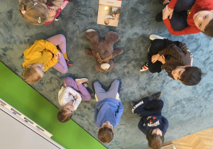 Miś uczy o radości i smutku.