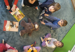 Miś uczy o radości i smutku.