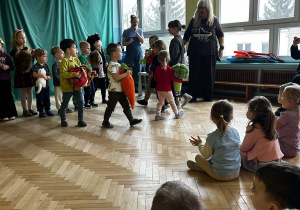 dzieci tańczą