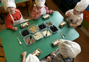 dzieci robią placuszki